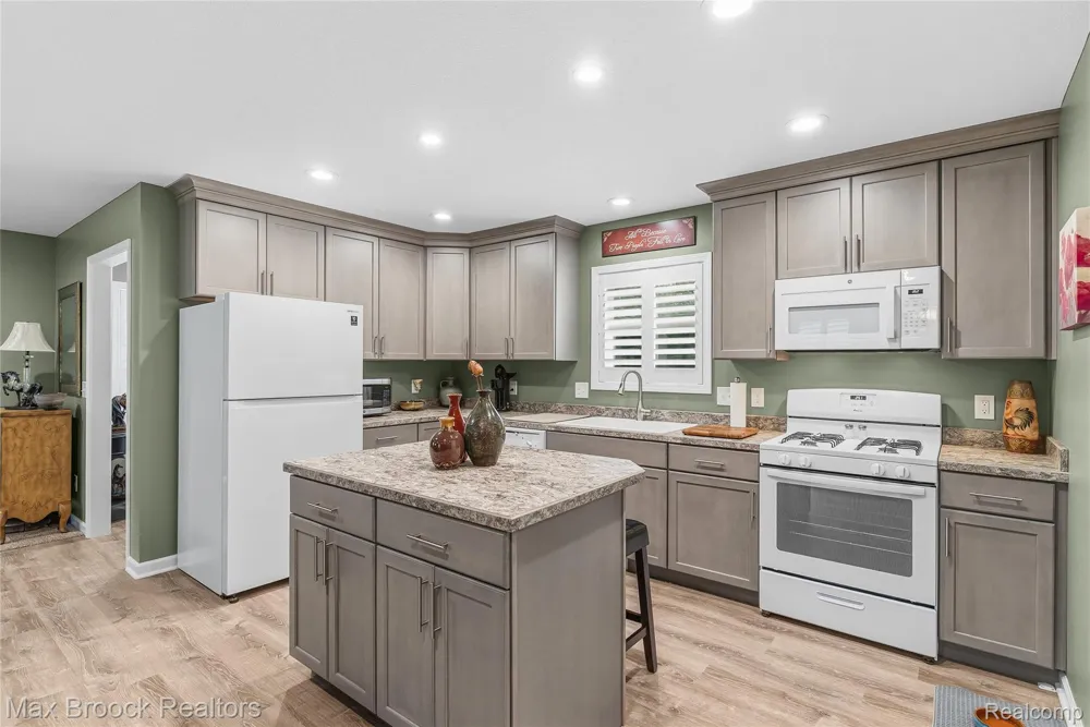 2566 5 Mile Road Lincoln Township, MI 48642