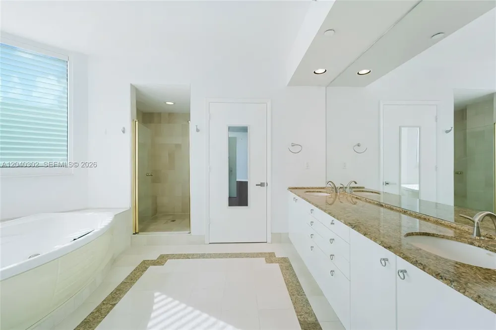 300 S Pointe Dr #405 Miami Beach, FL 33139
