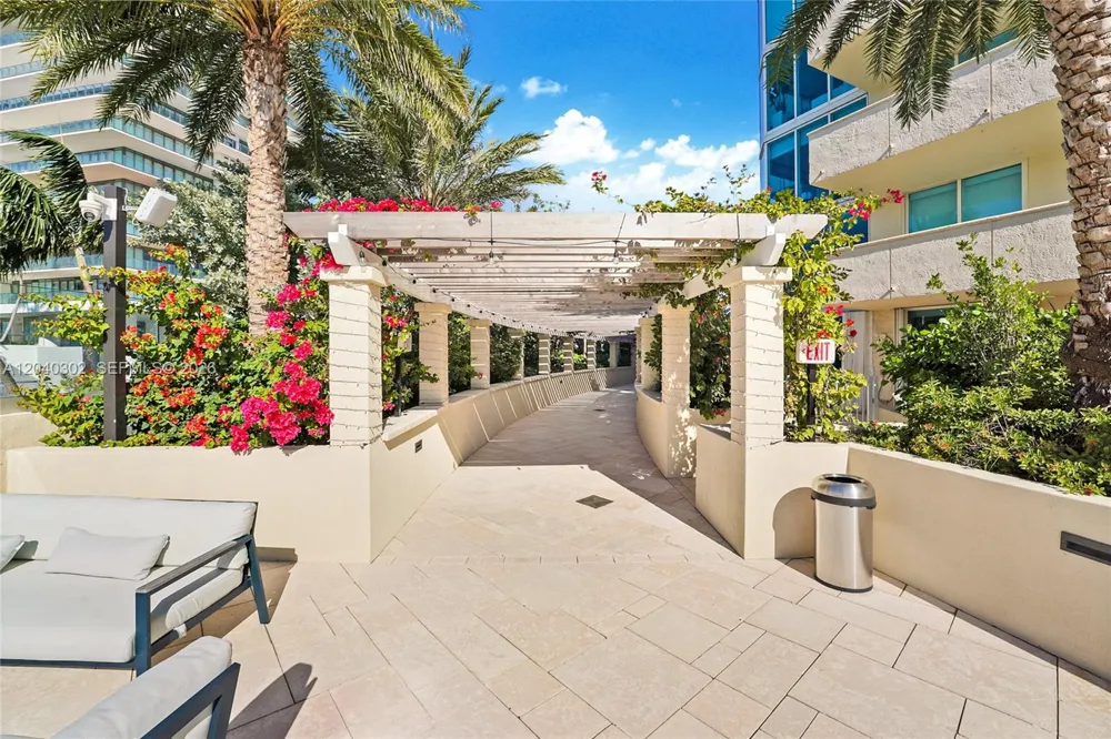 300 S Pointe Dr #405 Miami Beach, FL 33139