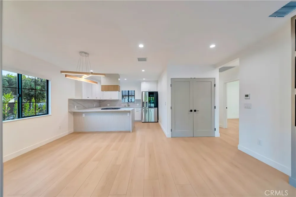 7401 Dempsey Ave Van Nuys, CA 91406
