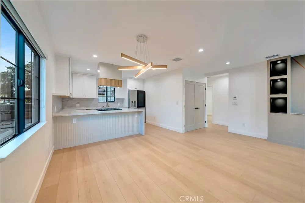 7401 Dempsey Ave Van Nuys, CA 91406
