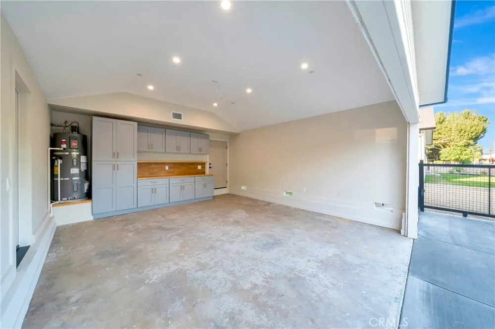 15741 Valerio St Van Nuys, CA 91406