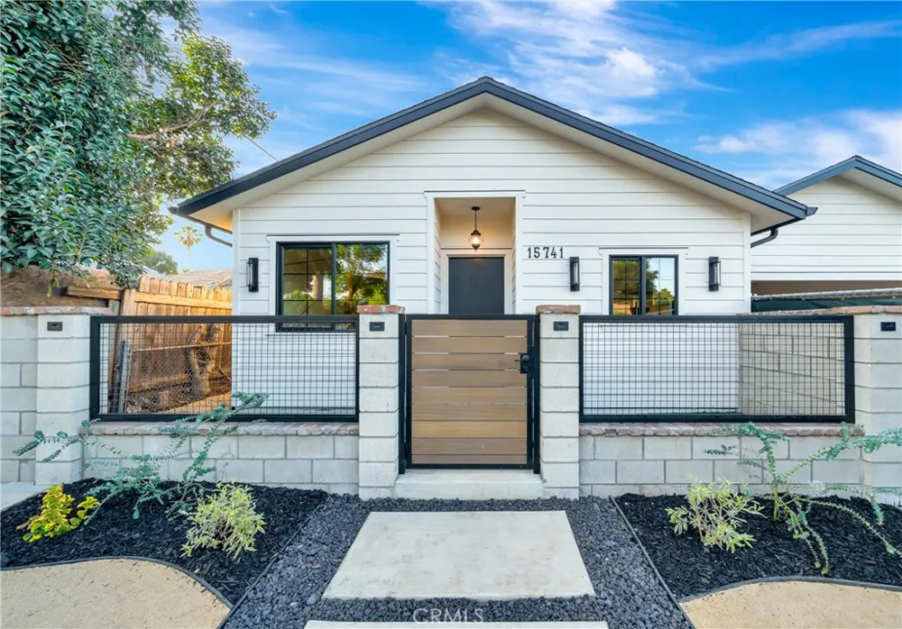 15741 Valerio St Van Nuys, CA 91406