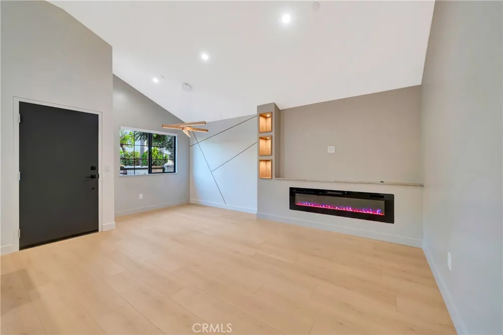 15741 Valerio St Van Nuys, CA 91406