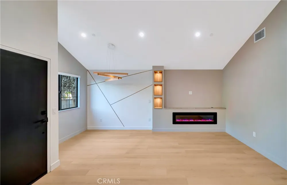 15741 Valerio St Van Nuys, CA 91406