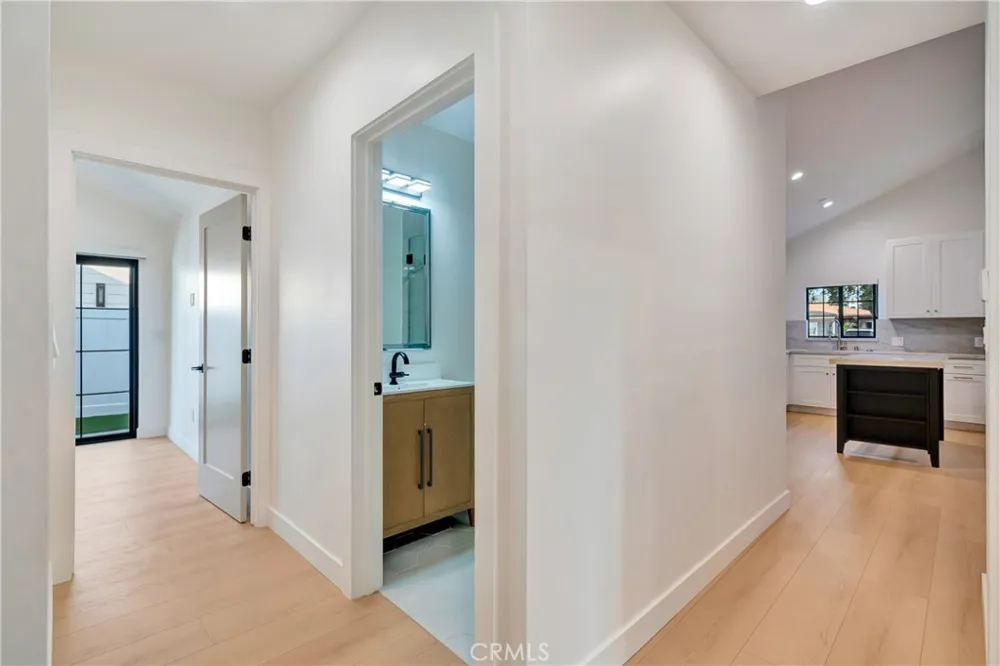 15741 Valerio St Van Nuys, CA 91406