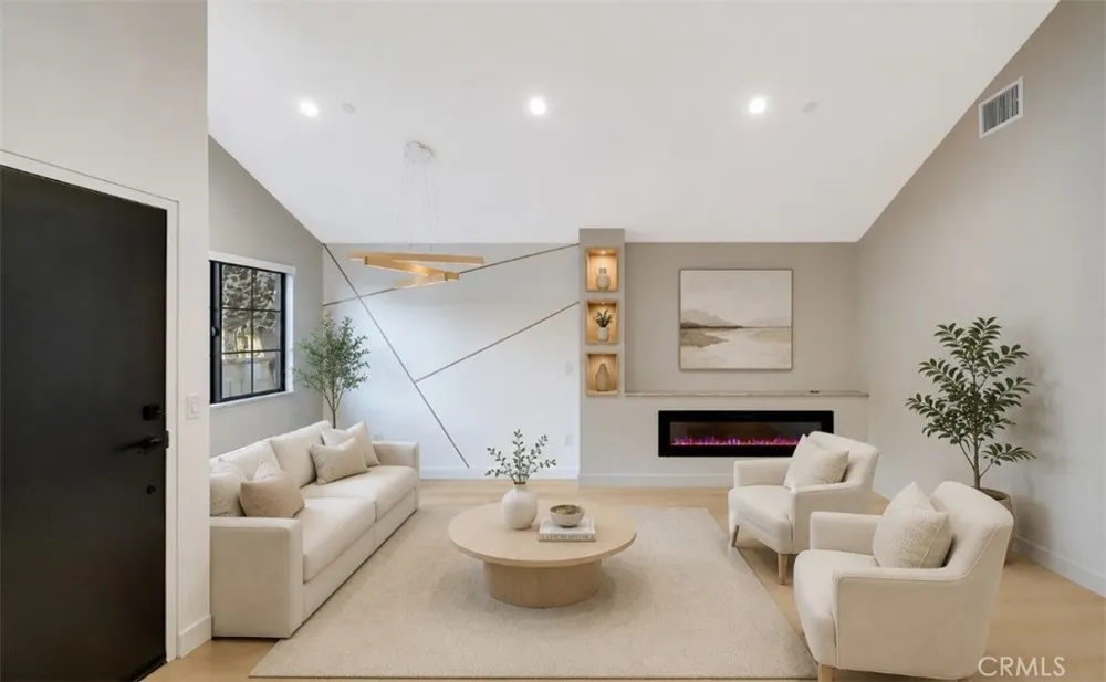 15741 Valerio St Van Nuys, CA 91406