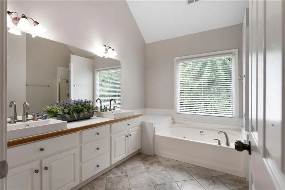 17 Lowry Way Euharlee, GA 30145