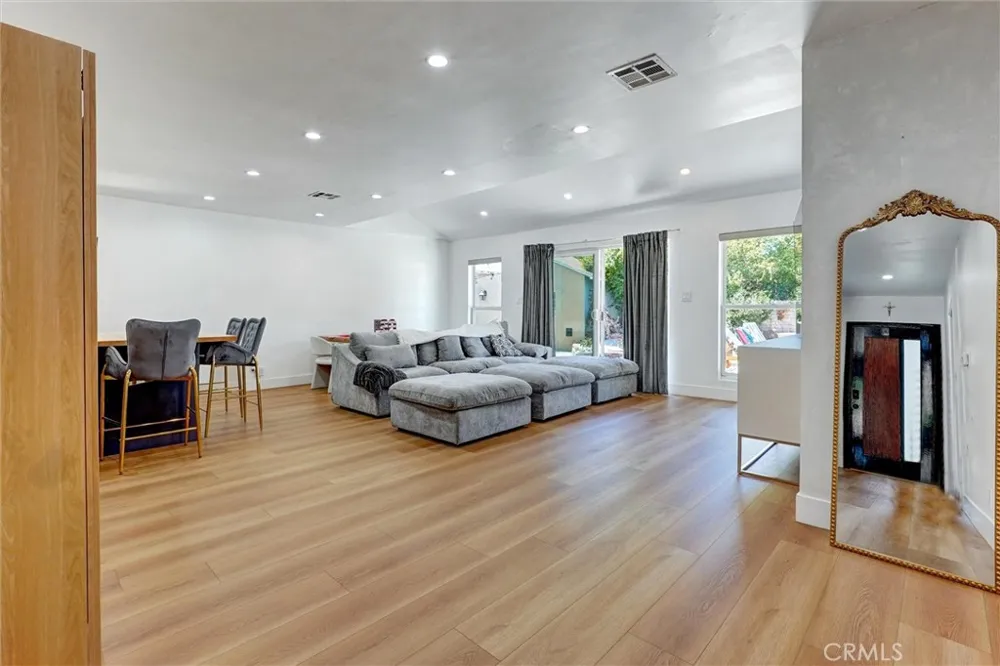 20355 Mobile Winnetka, CA 91306