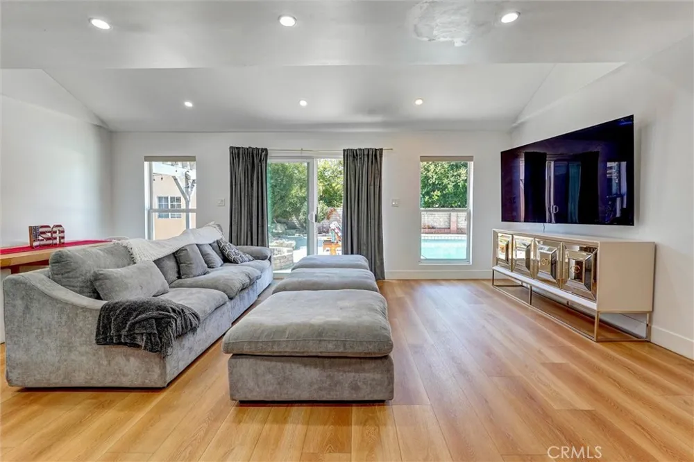 20355 Mobile Winnetka, CA 91306