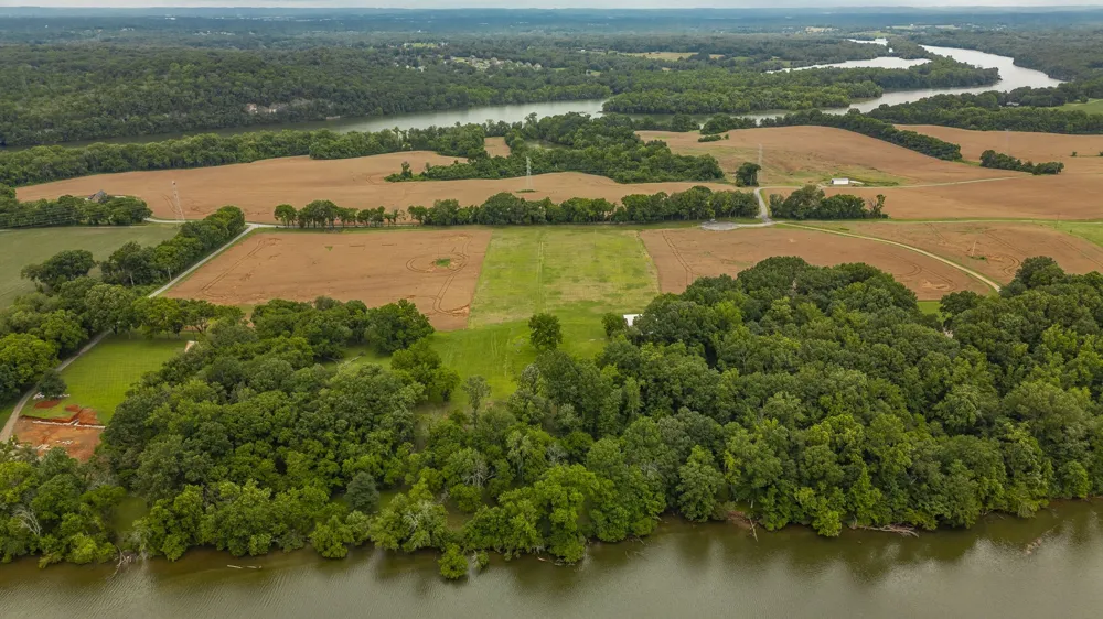 1113 E Robertson Rd Castalian Springs, TN 37031