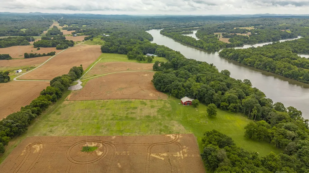 1113 E Robertson Rd Castalian Springs, TN 37031
