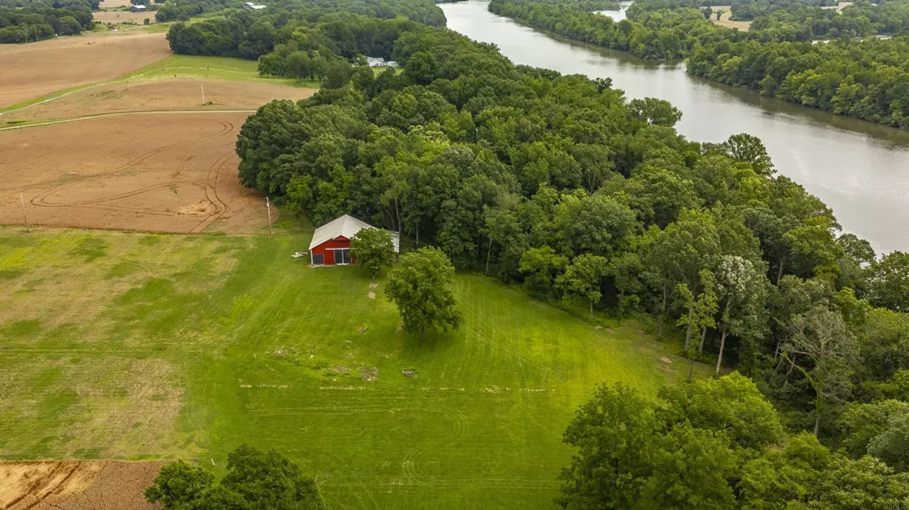 1113 E Robertson Rd Castalian Springs, TN 37031