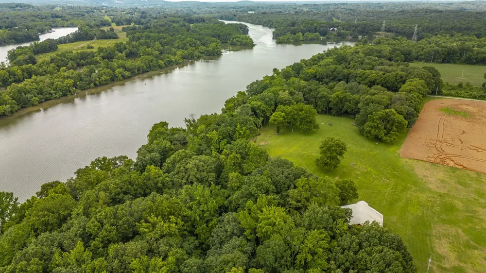 1113 E Robertson Rd Castalian Springs, TN 37031