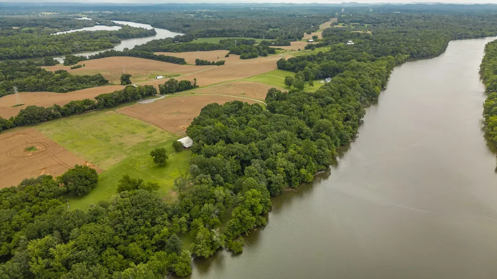 1113 E Robertson Rd Castalian Springs, TN 37031