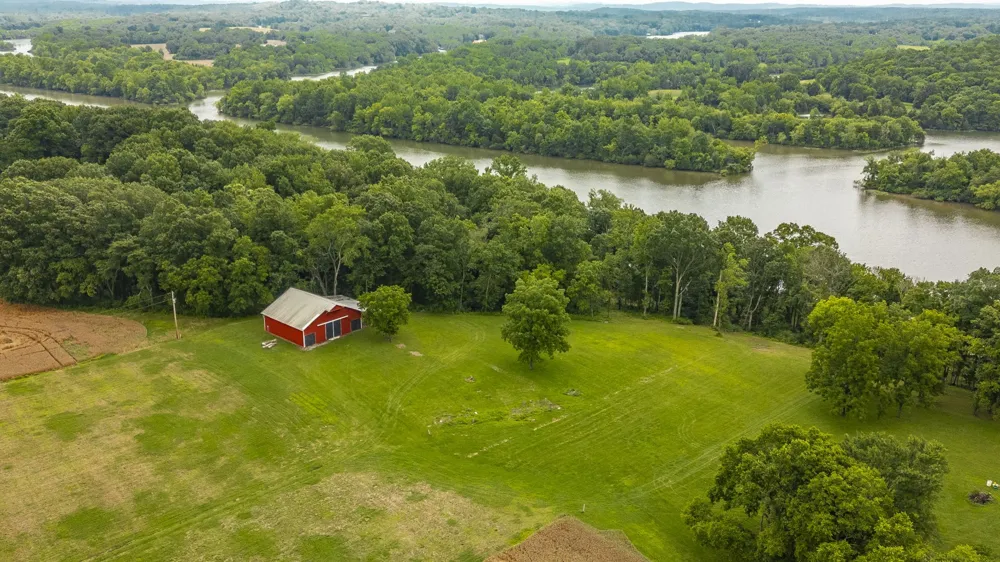 1113 E Robertson Rd Castalian Springs, TN 37031
