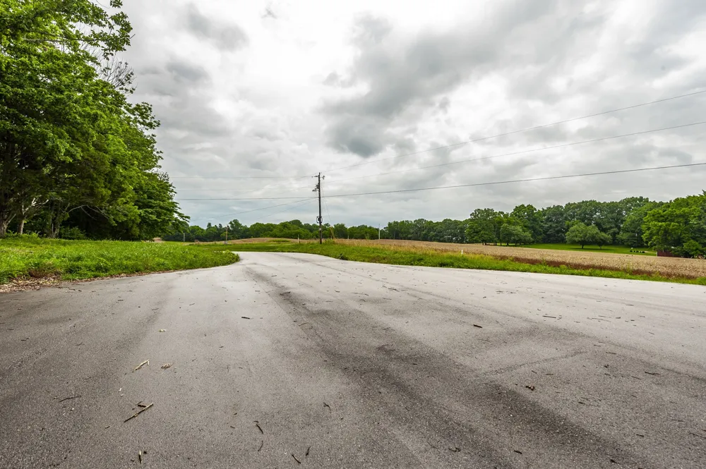 1113 E Robertson Rd Castalian Springs, TN 37031