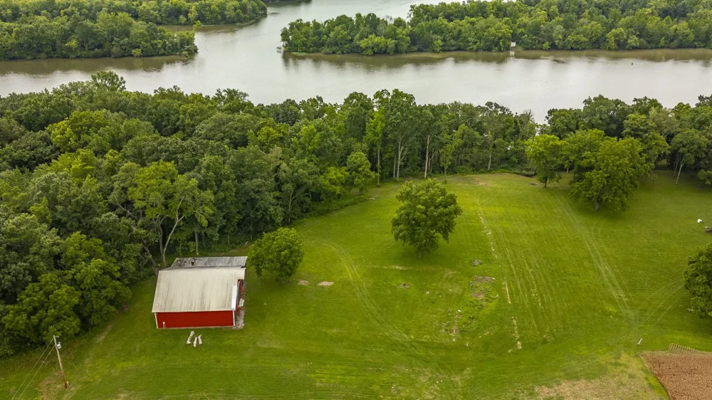 1113 E Robertson Rd Castalian Springs, TN 37031
