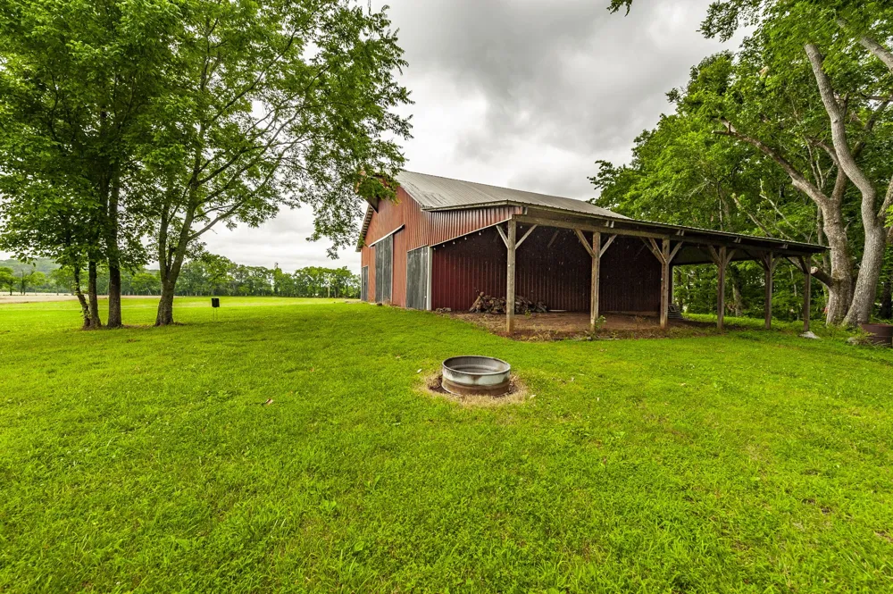 1113 E Robertson Rd Castalian Springs, TN 37031