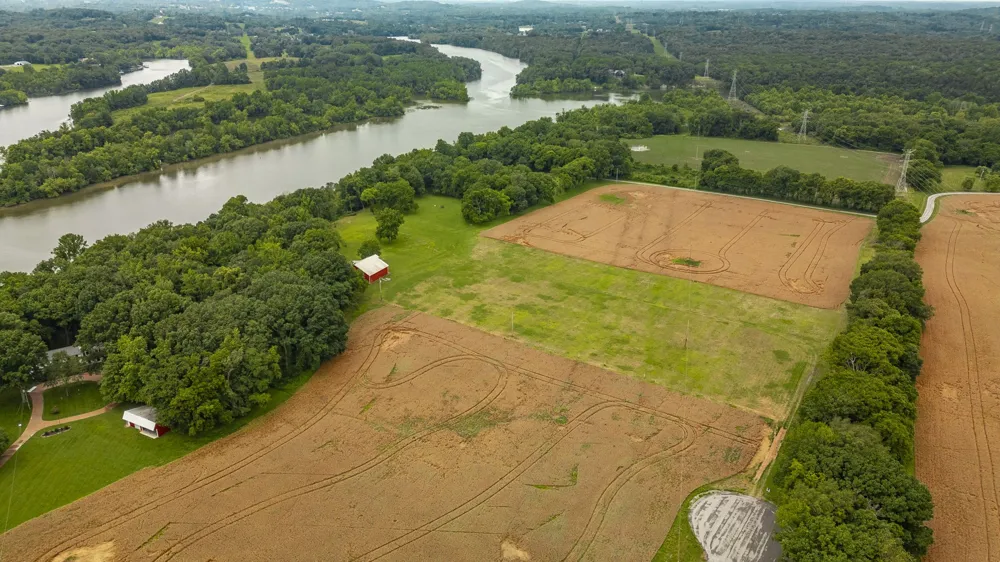 1113 E Robertson Rd Castalian Springs, TN 37031