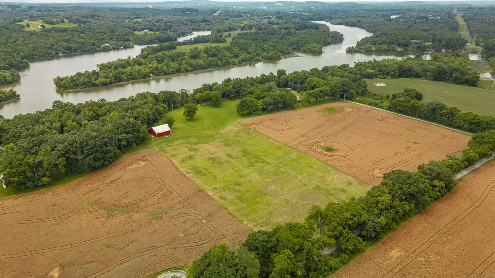 1113 E Robertson Rd Castalian Springs, TN 37031