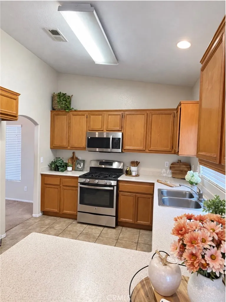 15993 CARMELIA DRIVE Victorville, CA 92394