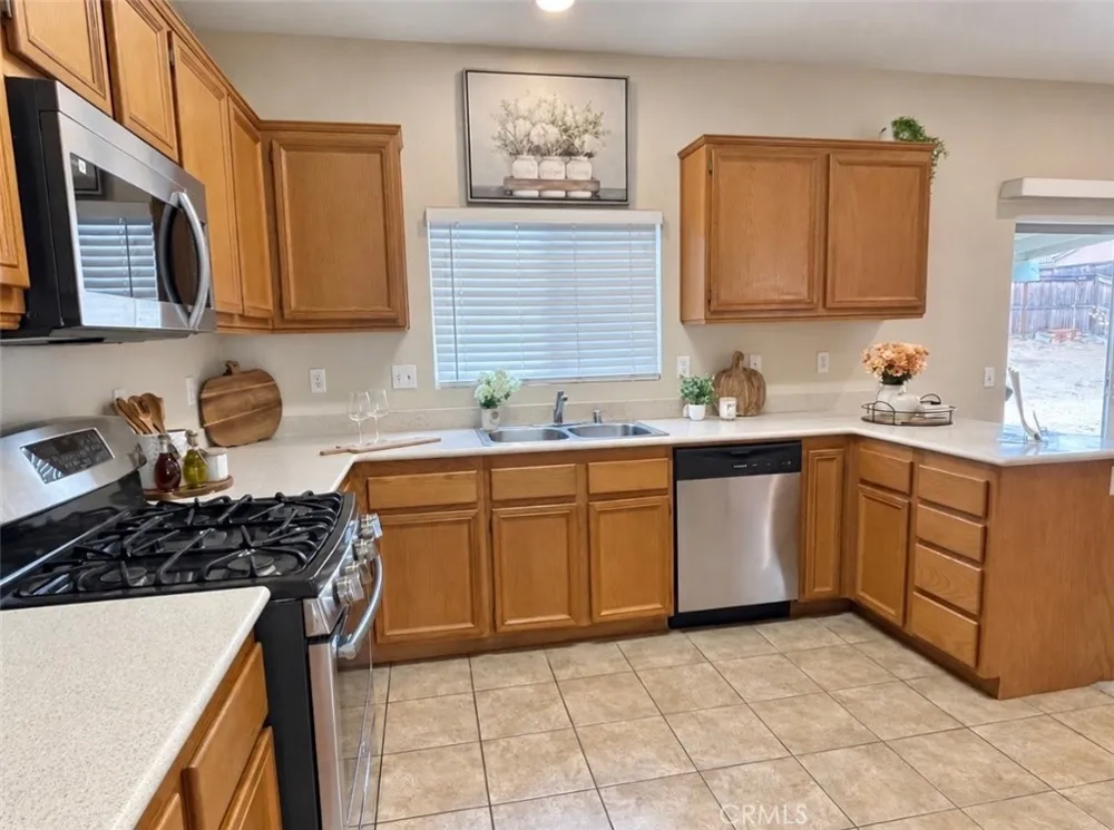 15993 CARMELIA DRIVE Victorville, CA 92394