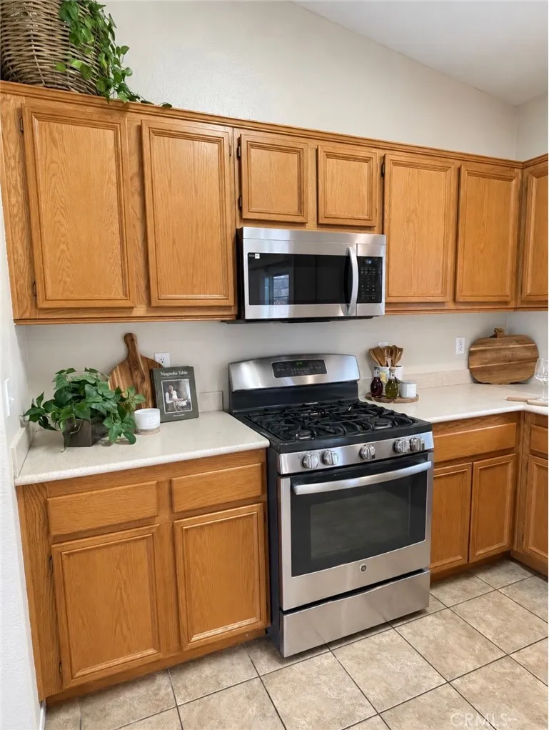15993 CARMELIA DRIVE Victorville, CA 92394
