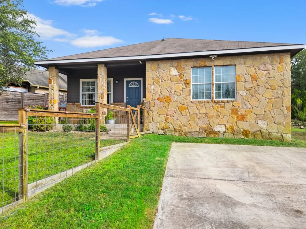 10604 Lake Beach Drive Dripping Springs, TX 78620