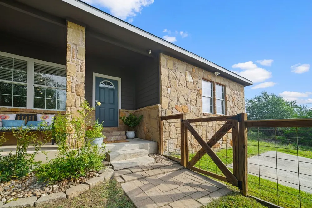 10604 Lake Beach Drive Dripping Springs, TX 78620
