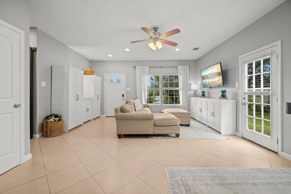 10604 Lake Beach Drive Dripping Springs, TX 78620