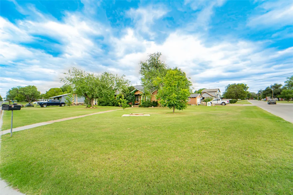1211 W Hullum Street Breckenridge, TX 76424