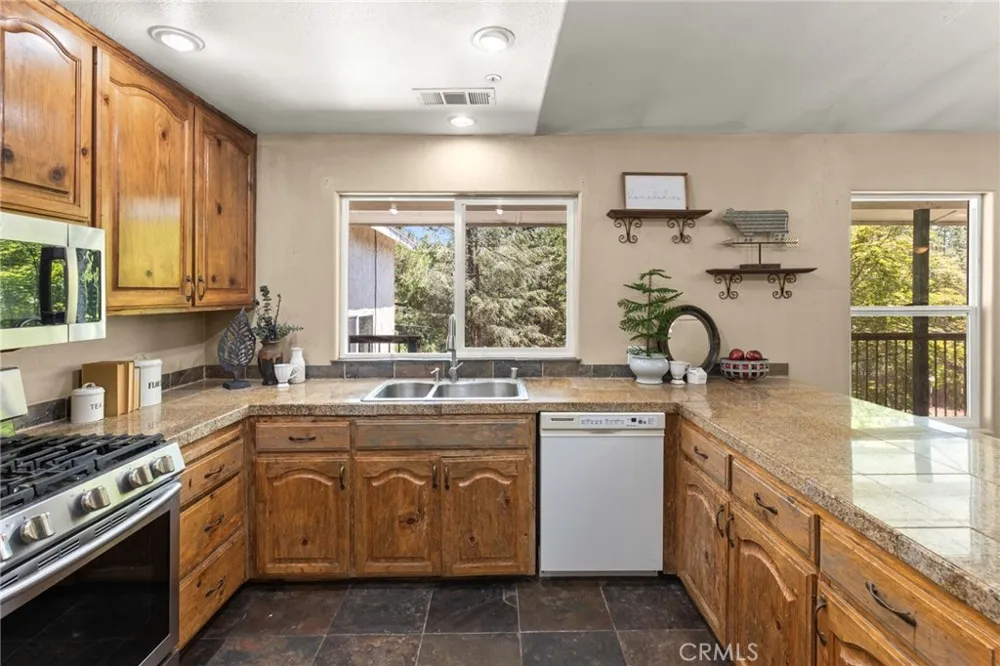 15945 Country Living Forest Ranch, CA 95942