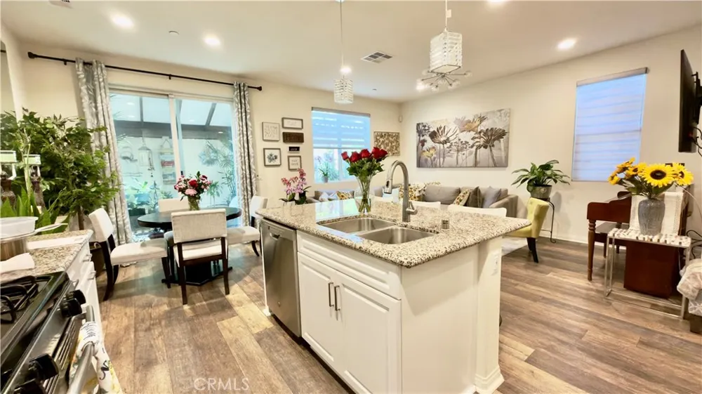 14601 Del Playa Panorama City, CA 91402