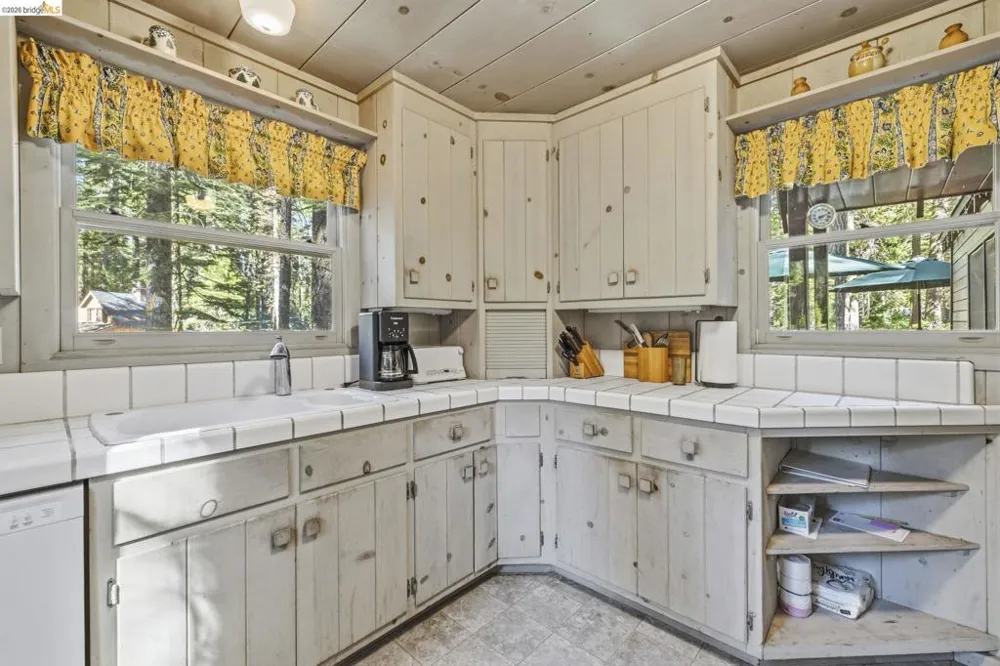 232 SUGAR PINE AVE Pinecrest, CA 95364