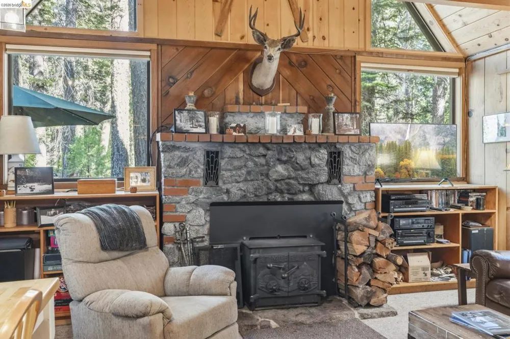 232 SUGAR PINE AVE Pinecrest, CA 95364
