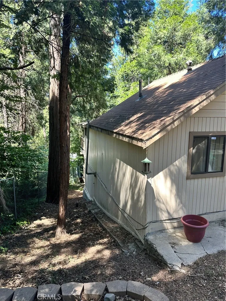 753 Woodland Crestline, CA 92325