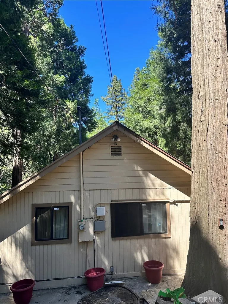 753 Woodland Crestline, CA 92325
