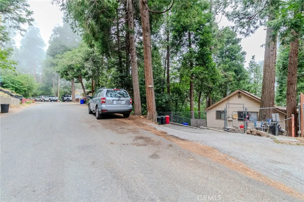 753 Woodland Crestline, CA 92325