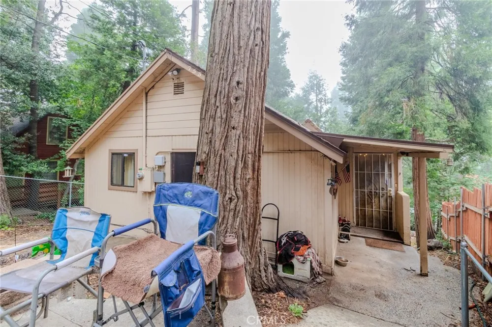 753 Woodland Crestline, CA 92325