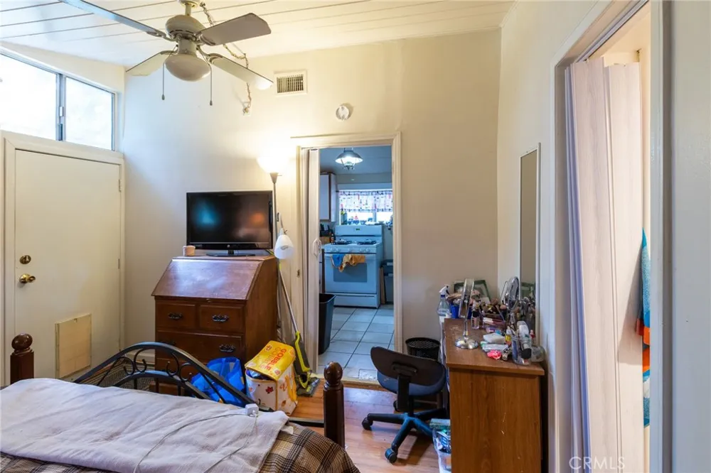 753 Woodland Crestline, CA 92325
