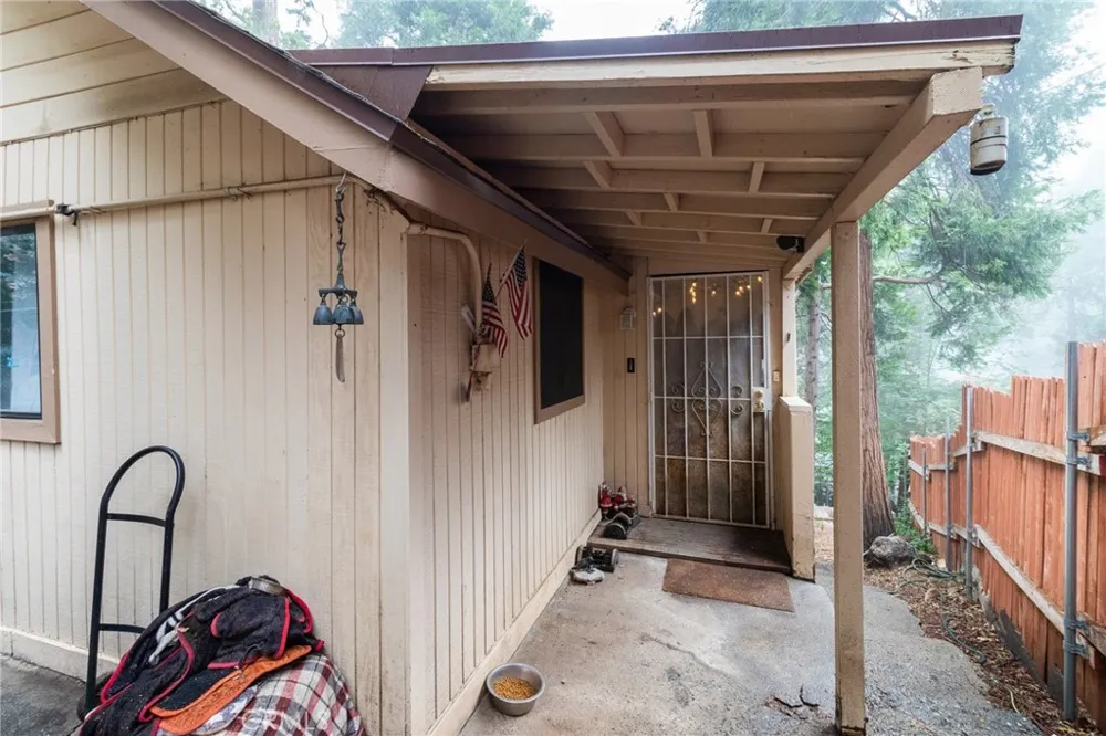 753 Woodland Crestline, CA 92325