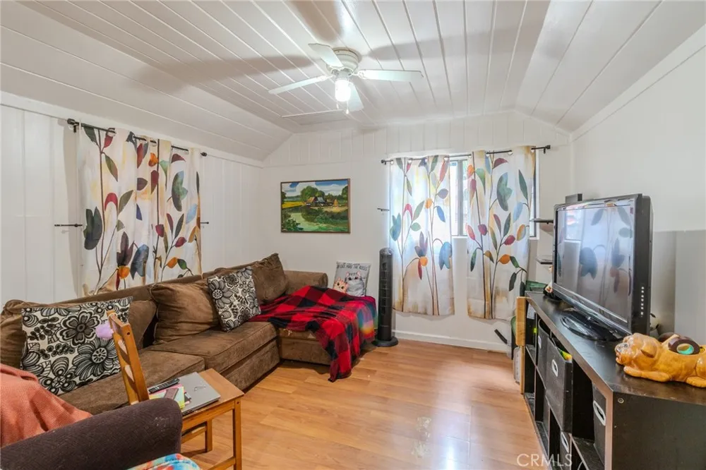 753 Woodland Crestline, CA 92325
