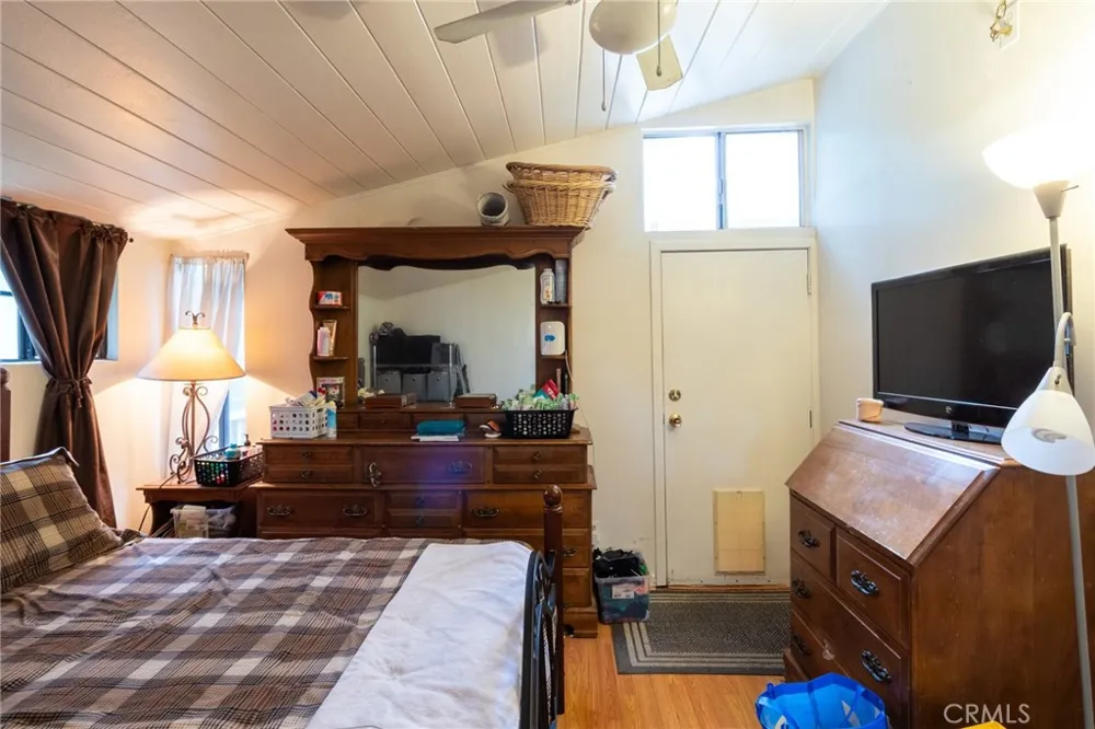 753 Woodland Crestline, CA 92325