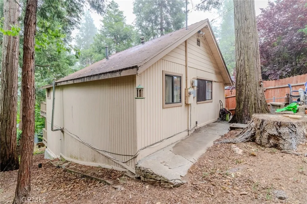 753 Woodland Crestline, CA 92325