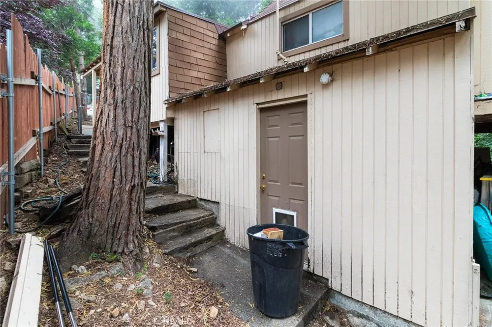 753 Woodland Crestline, CA 92325