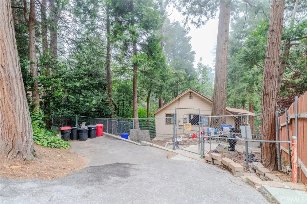 753 Woodland Crestline, CA 92325