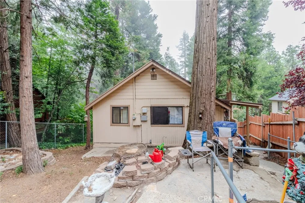 753 Woodland Crestline, CA 92325