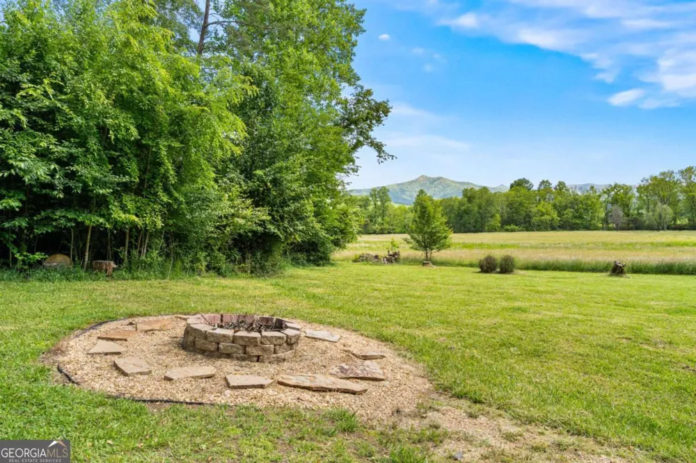 5686 Pine Crest RD Young Harris, GA 30582