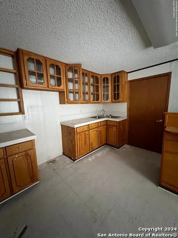 206 5TH ST Carrizo Springs, TX 78834